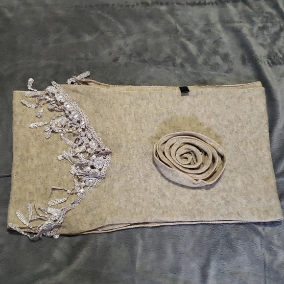 Vintage style scarf with rose and lace - Picture 1 of 5